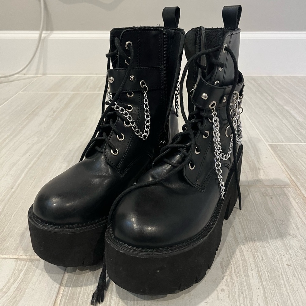BLACK PLATFORM CHAIN BOOTS